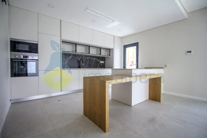 Moradia T3 para Venda em Ferreiras