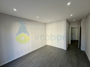 Apartamento T3 para Venda em Quelfes