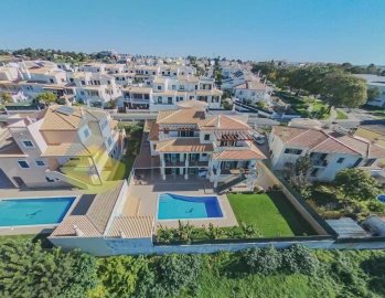 Moradia T8 para Venda em Albufeira e Olhos de Água