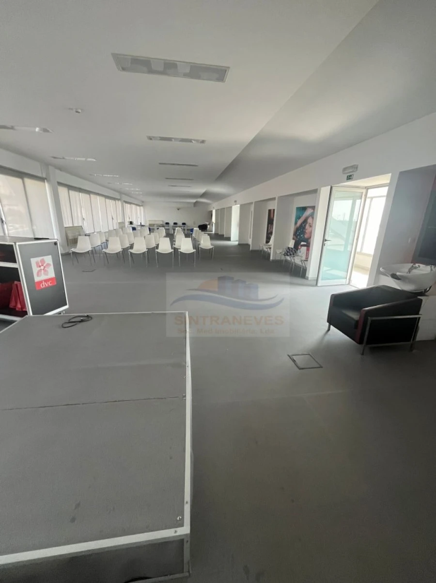 Loja para Arrendamento em Santa Iria de Azoia, São João da Talha e Bobadela Foto 1