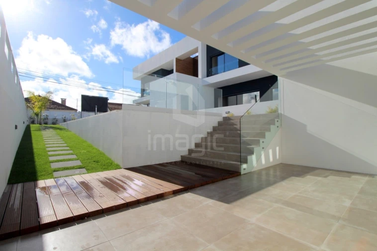 Moradia T4 para Venda em Loures Foto 32