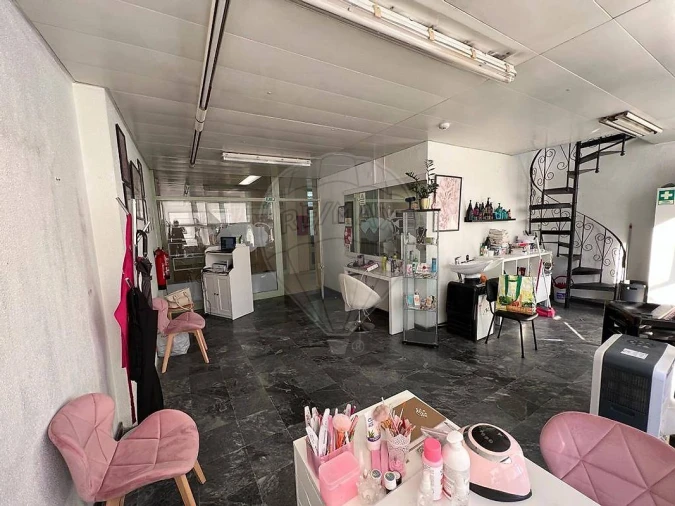 Loja para Venda em Santo António dos Cavaleiros e Frielas Foto 11