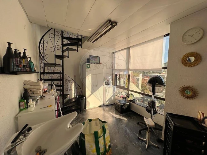 Loja para Venda em Santo António dos Cavaleiros e Frielas Foto 1