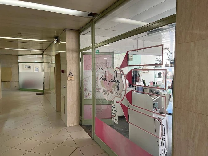 Loja para Venda em Santo António dos Cavaleiros e Frielas Foto 3