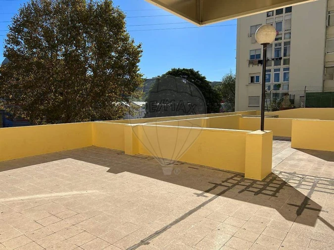 Loja para Venda em Santo António dos Cavaleiros e Frielas Foto 18