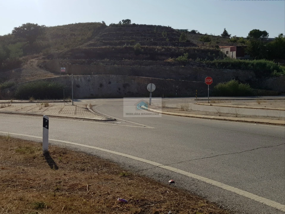 Terreno para Venda em Mirandela Foto 1