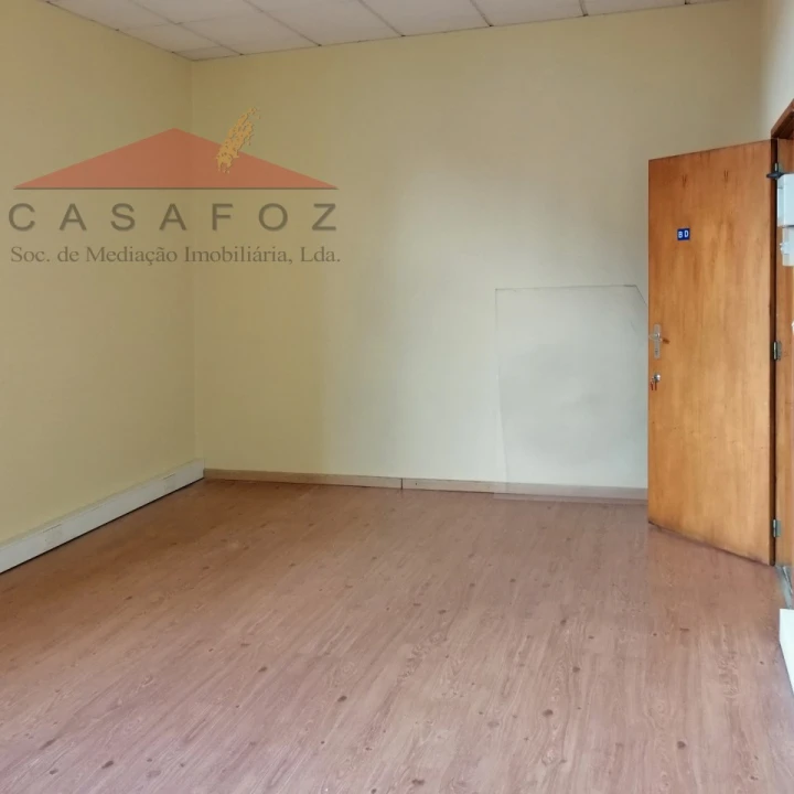 Escritório para Arrendamento em Paranhos Foto 3