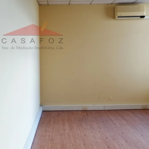 Escritório para Arrendamento em Paranhos Foto 2