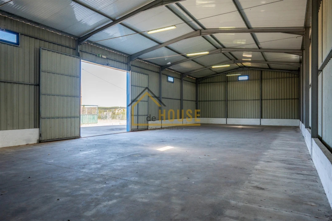 Armazém para Venda em Miragaia e Marteleira Foto 2