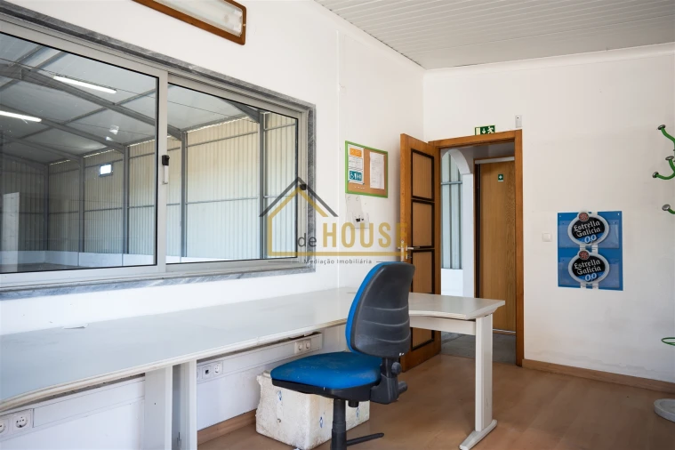 Armazém para Venda em Miragaia e Marteleira Foto 11