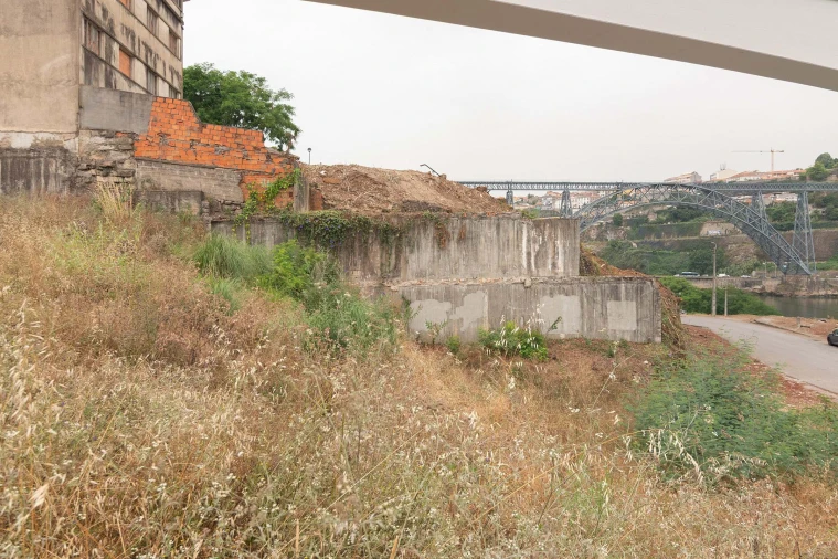 Prédio para Venda em Oliveira do Douro Foto 13