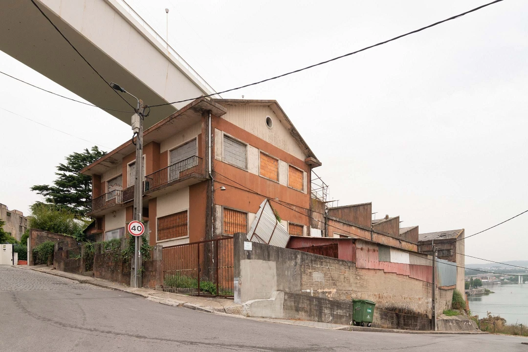 Prédio para Venda em Oliveira do Douro Foto 1