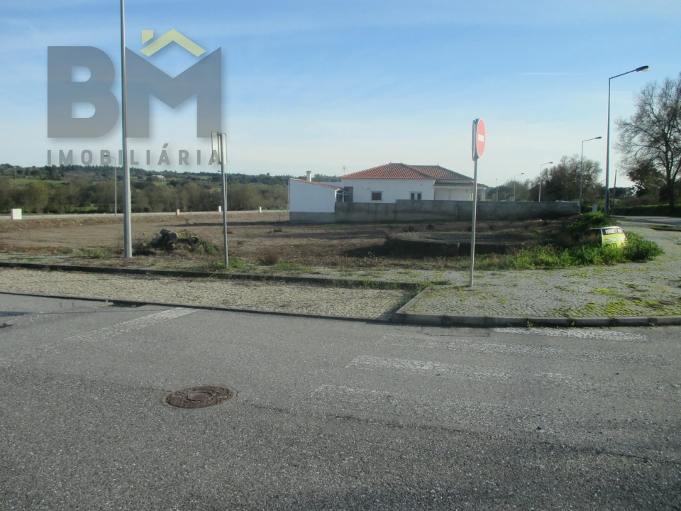 Terreno para Venda em Escalos de Cima e Lousa Foto 1