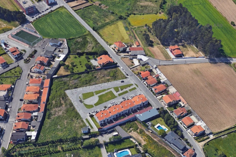 Terreno para Venda em Castêlo da Maia Foto 2