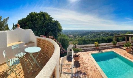 Moradia T5 para Venda em Santa Barbara de Nexe