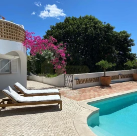 Moradia T5 para Venda em Santa Barbara de Nexe