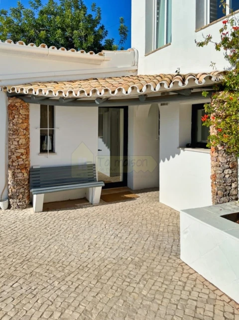 Moradia T5 para Venda em Santa Barbara de Nexe