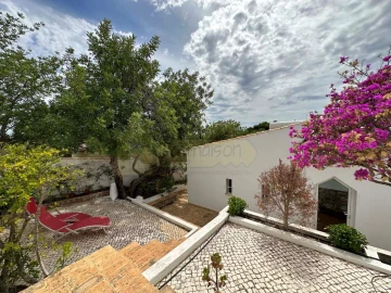 Moradia T5 para Venda em Santa Barbara de Nexe