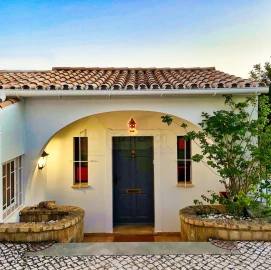 Moradia T5 para Venda em Santa Barbara de Nexe