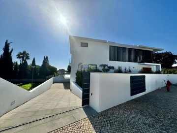Moradia T4 para Venda em Albufeira e Olhos de Água