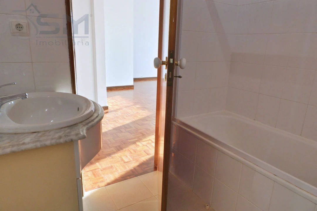 Apartamento T2 para Arrendamento em Carnaxide e Queijas Foto 15