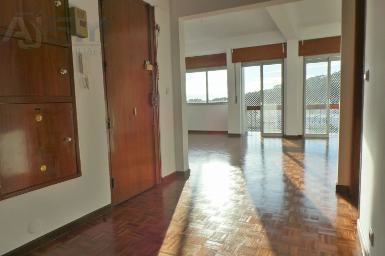 Apartamento T2 para Arrendamento em Carnaxide e Queijas Foto 2