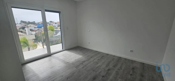 Moradia T4 para Venda em Charneca de Caparica e Sobreda