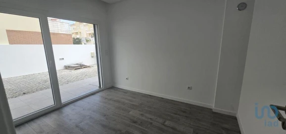 Moradia T4 para Venda em Charneca de Caparica e Sobreda