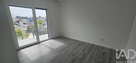Moradia T4 para Venda em Charneca de Caparica e Sobreda