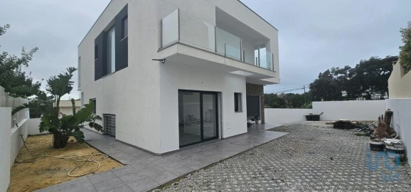 Moradia T4 para Venda em Charneca de Caparica e Sobreda