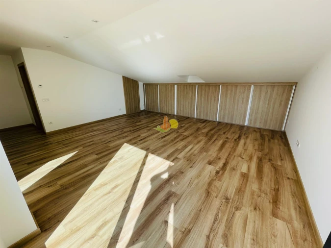 Apartamento T5 para Venda em Tavarede Foto 6