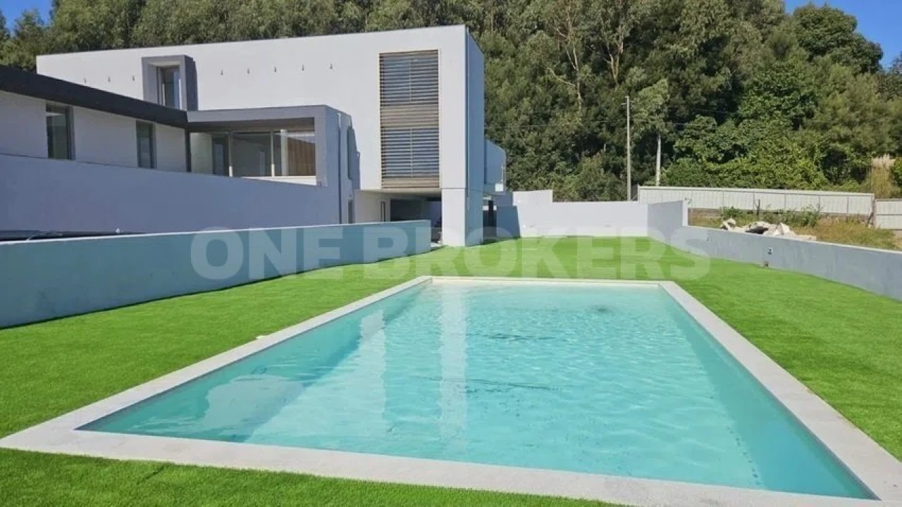 Moradia T4 para Venda em Argoncilhe Foto 2