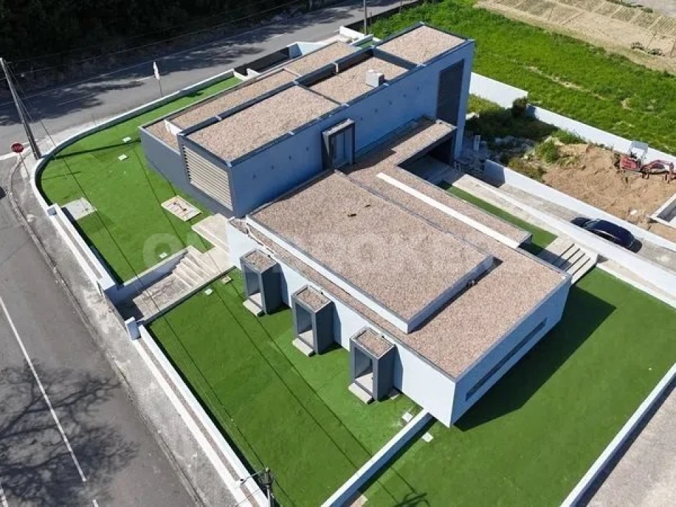 Moradia T4 para Venda em Argoncilhe Foto 3