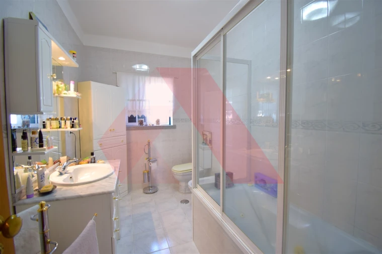 Moradia T5 para Venda em Covas e Vila Nova de Oliveirinha Foto 16