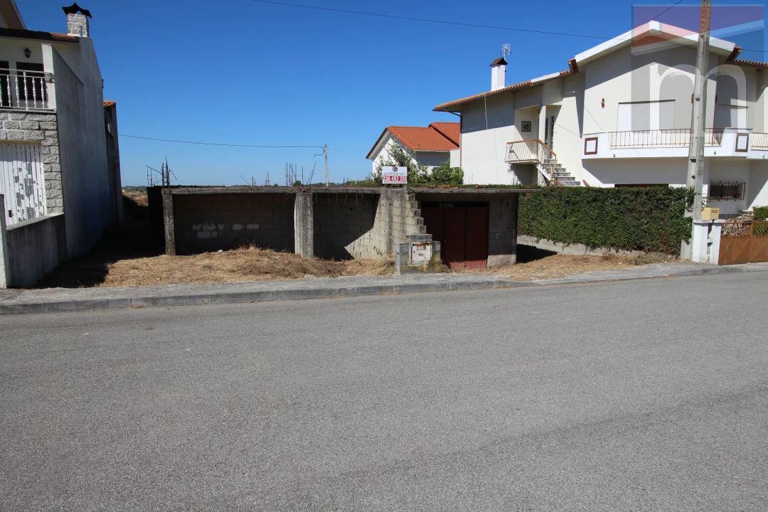 Terreno para Venda em Vila Nova de Tazem Foto 4