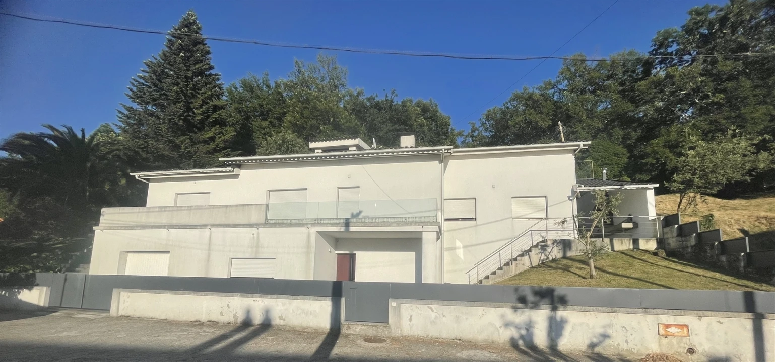 Moradia T5 para Venda em Gouveia (São Pedro e São Julião) Foto 1