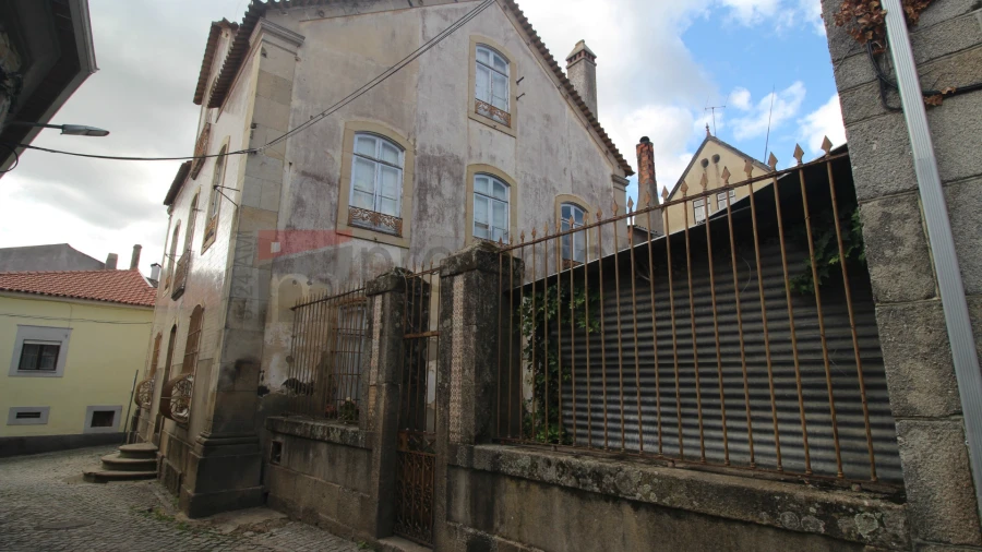 Moradia T6 para Venda em Vila Nova de Tazem Foto 3