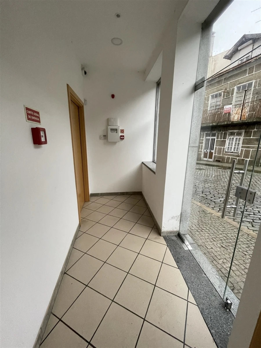 Loja para Arrendamento em Gouveia (São Pedro e São Julião) Foto 8