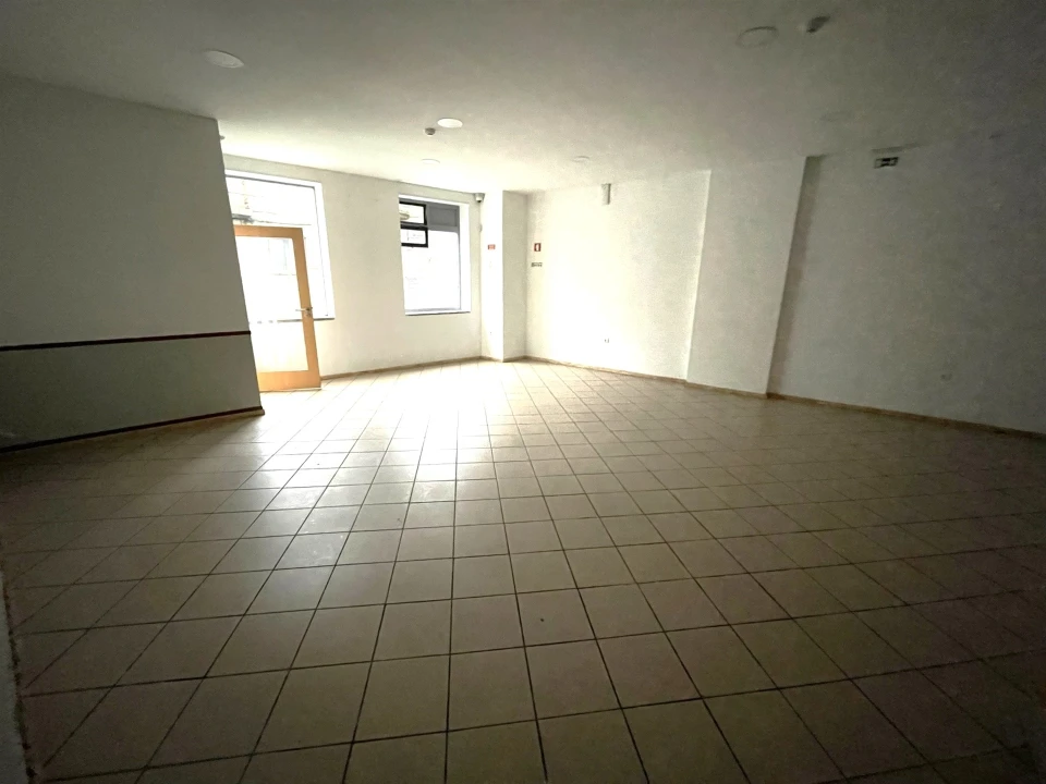 Loja para Arrendamento em Gouveia (São Pedro e São Julião) Foto 7