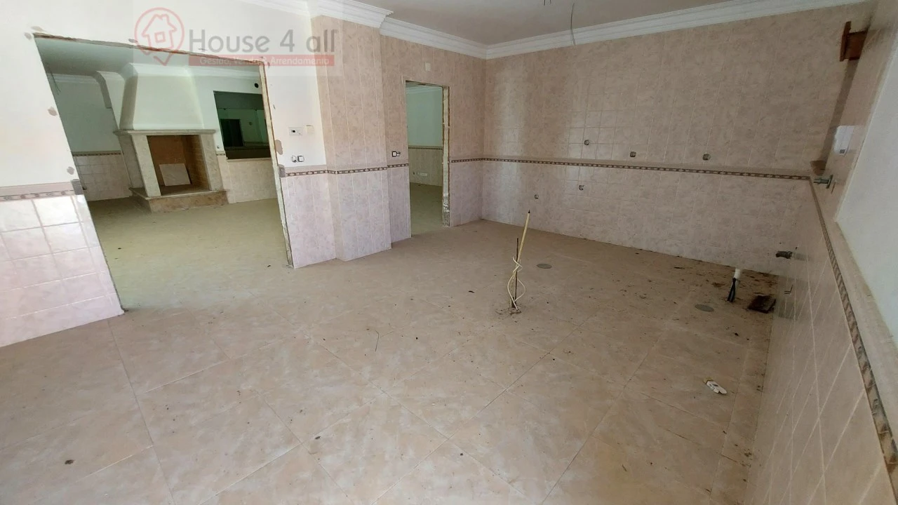 Moradia T6 para Venda em Turquel Foto 6