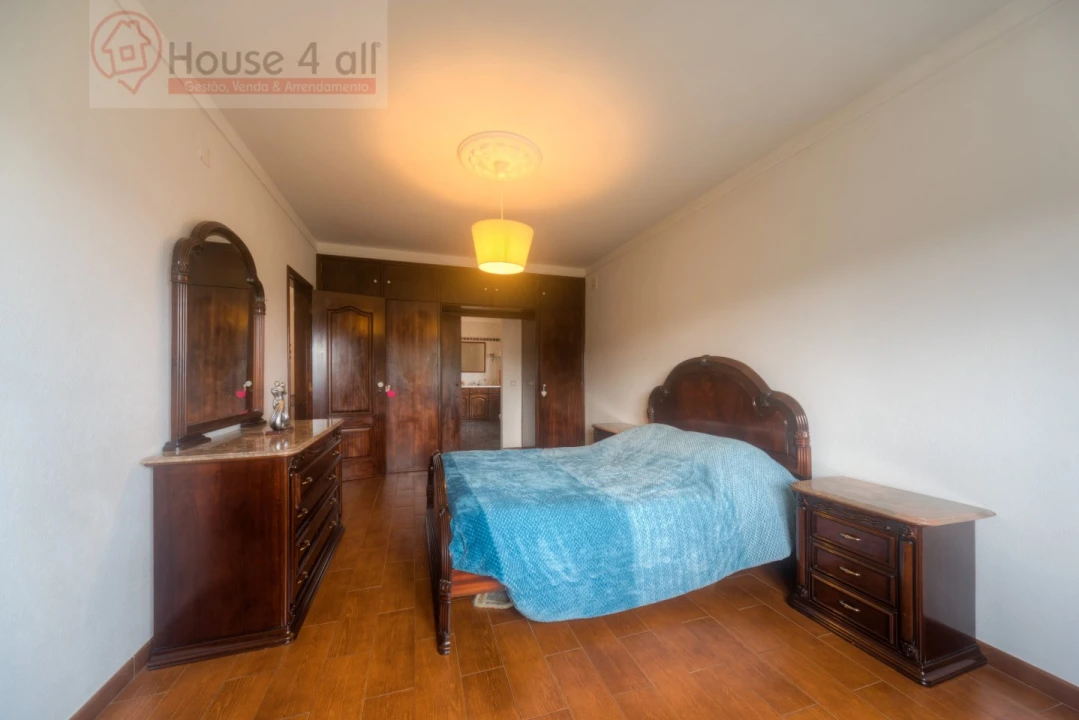 Moradia T4 para Venda em Usseira Foto 25