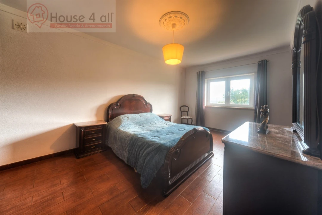 Moradia T4 para Venda em Usseira Foto 26