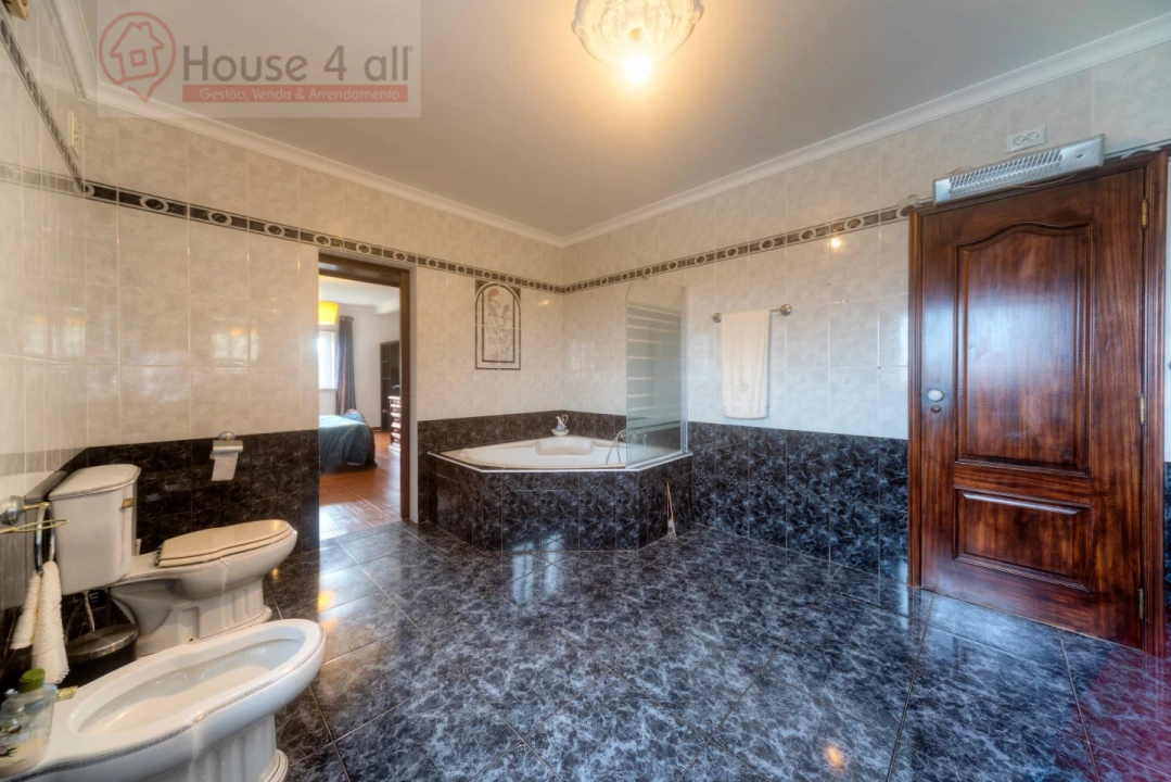 Moradia T4 para Venda em Usseira Foto 28