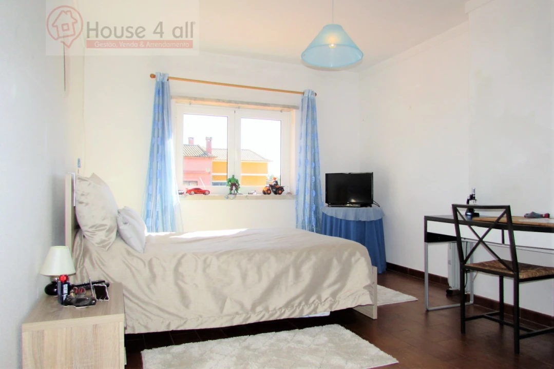 Moradia T4 para Venda em Usseira Foto 23