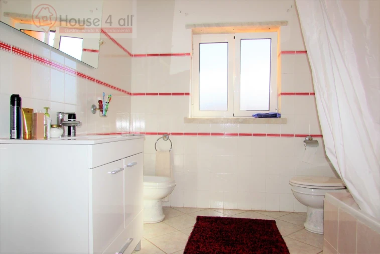 Moradia T4 para Venda em Usseira Foto 22