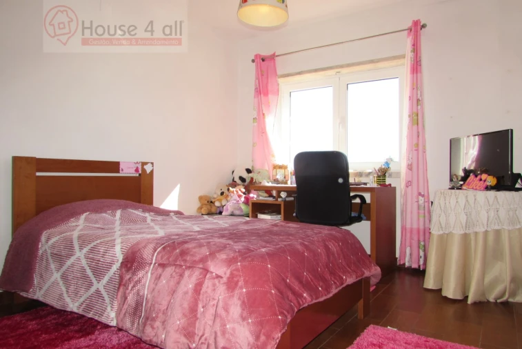 Moradia T4 para Venda em Usseira Foto 24