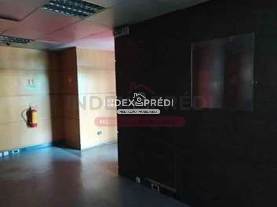 Loja para Venda em Paços de Brandão Foto 8