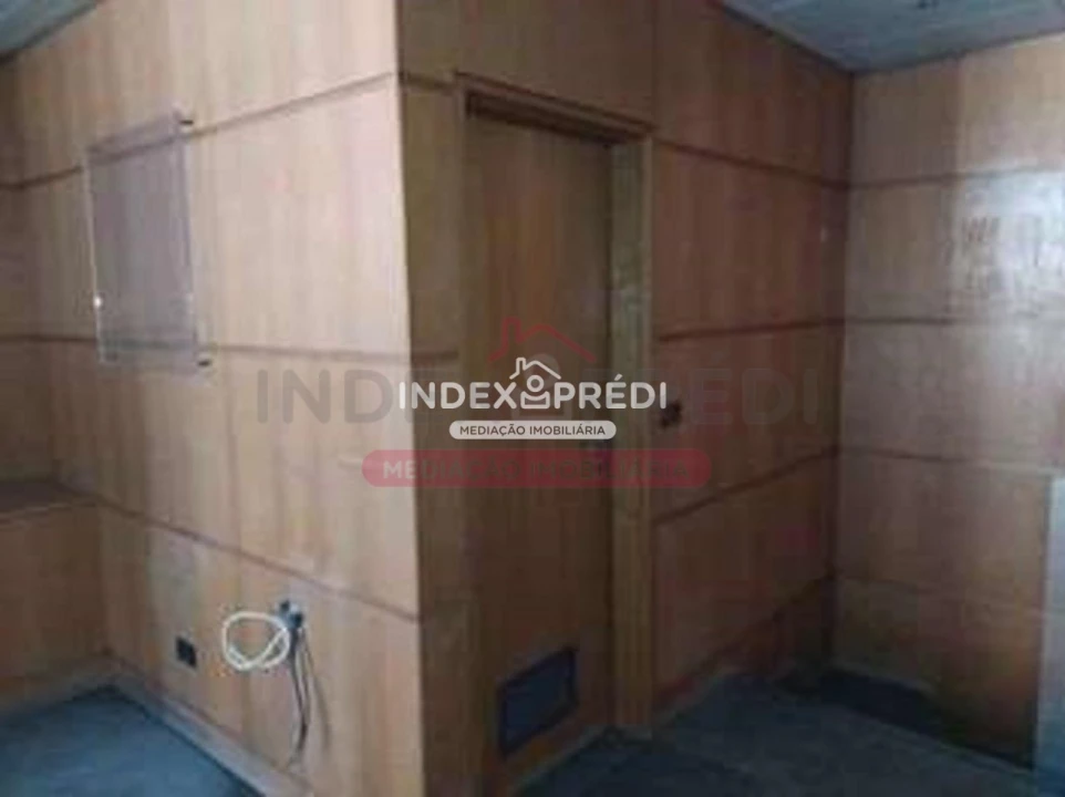 Loja para Venda em Paços de Brandão Foto 3