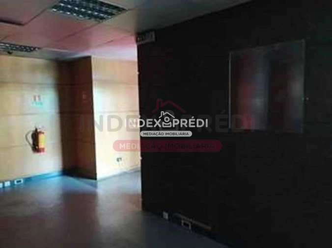 Loja para Venda em Paços de Brandão Foto 2