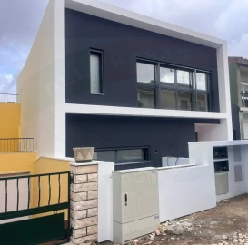 Moradia T9 para Venda em Loures